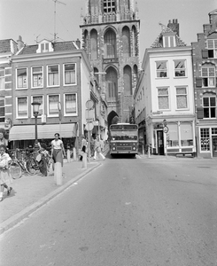 881106 Gezicht in de Servetstraat te Utrecht, vanaf de Maartensbrug, met een autobus. Links het pand Vismarkt 23 en ...